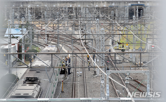 【서울=뉴시스】홍효식 기자 = 인력 충원, 임금피크제 폐지 등을 요구하고 있는 서울교통공사 노조가 금일 본교섭에서 합의에 이르지 못할 경우 내일부터 3일간 서울지하철 1~8호선의 1차 총파업에 나서겠다고 예고한 가운데 15일 오후 서울 양천구 신정차량사업소에서 관계자들이 작업하고 있다. 2019.10.15. yesphoto@newsis.com