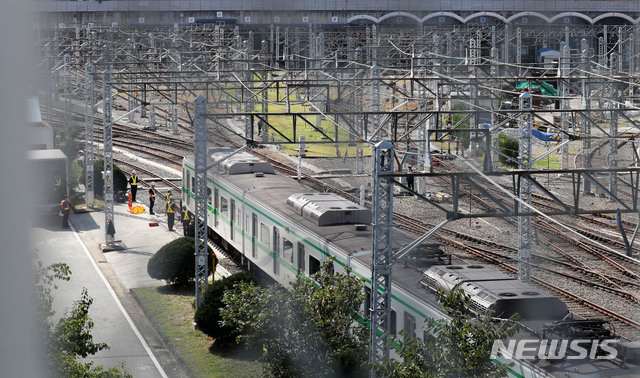【서울=뉴시스】홍효식 기자 = 인력 충원, 임금피크제 폐지 등을 요구하고 있는 서울교통공사 노조가 금일 본교섭에서 합의에 이르지 못할 경우 내일부터 3일간 서울지하철 1~8호선의 1차 총파업에 나서겠다고 예고한 가운데 15일 오후 서울 양천구 신정차량사업소에서 관계자들이 작업하고 있다. 2019.10.15. yesphoto@newsis.com