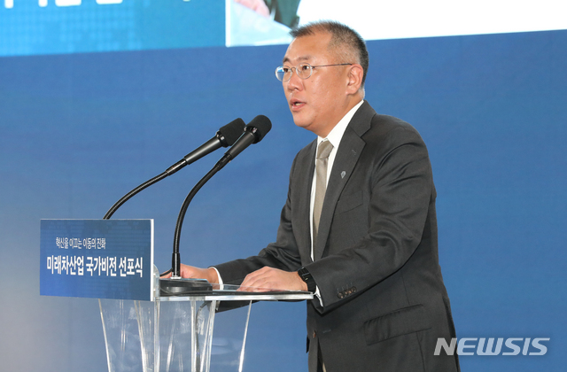 【화성=뉴시스】 박영태 기자 = 정의선 현대자동차그룹 수석부회장이 15일 경기도 화성시 현대자동차 남양연구소에서 열린 미래차 산업 국가비전 선포식에 참석, 현대차그룹 미래차 전략을 발표하고 있다. 2019.10.15. since1999@newsis.com