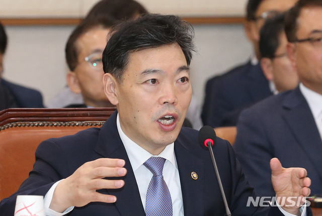 【서울=뉴시스】이종철 기자 = 김오수 법무부 차관이 15일 오후 서울 여의도 국회에서 열린 법제사법위원회의 법무부 국정감사에 출석해 답변을 하고 있다. 2019.10.15. jc4321@newsis.com