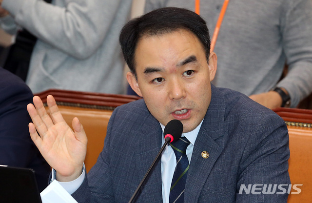 【서울=뉴시스】이종철 기자 = 채이배 바른미래당 의원이 15일 오후 서울 여의도 국회에서 열린 법제사법위원회의 법무부 국정감사에서 질의를 하고 있다. 2019.10.15. jc4321@newsis.com