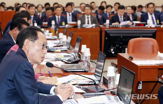 【서울=뉴시스】이종철 기자 = 김도읍(왼쪽) 자유한국당 의원이 15일 오후 서울 여의도 국회에서 열린 법제사법위원회의 법무부 국정감사에서 질의를 하고 있다. 2019.10.15. jc4321@newsis.com