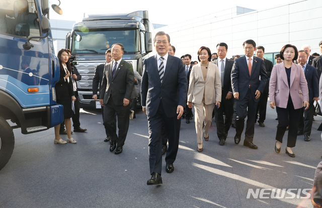 【화성=뉴시스】 박영태 기자 = 문재인 대통령이 15일 경기도 화성시 현대자동차 남양연구소에서 열린 미래차 산업 국가비전 선포식에 참석, 미래차 관람을 하고 있다. 2019.10.15. since1999@newsis.com