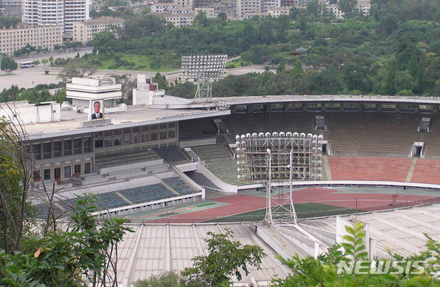 【서울=뉴시스】15일 2022 FIFA 카타르 월드컵 아시아 2차 예선 H조 3차전 한국 vs 북한 경기가 열릴 북한 평양시 모란봉 구역에 있는 종합체육경기장인 김일성경기장. 2019.10.15. (사진=미디어한국학 제공) photo@newsis.com