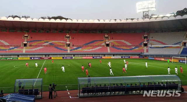 【서울=뉴시스】최동준 기자 = 15일 북한 평양 김일성경기장에서 2022년 카타르월드컵 아시아 예선 한국과 북한의 경기가 열리고 있다. 2019.10.15. (사진=대한축구협회 제공)&nbsp; photo@newsis.com 