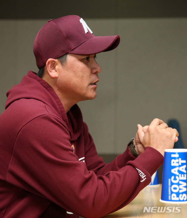 【인천=뉴시스】박주성 기자 = 15일 오후 인천 미추홀구 SK행복드림구장에서 열린 프로야구 2019 신한은행 마이카 KBO리그 플레이오프 2차전 키움 히어로즈 대 SK 와이번스의 경기 전 키움 장정석 감독이 인터뷰를 하고 있다. 2019.10.15.park7691@newsis.com