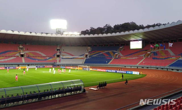 【서울=뉴시스】최동준 기자 = 15일 북한 평양 김일성경기장에서 열린 2022년 카타르월드컵 아시아 예선 한국대 북한의 경기가 무관중 경기로 열리고 있다. 2019.10.15. (사진=대한축구협회 제공)  photo@newsis.com
