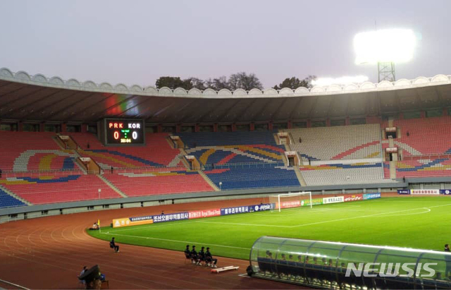 【서울=뉴시스】최동준 기자 = 15일 북한 평양 김일성경기장에서 열린 2022년 카타르월드컵 아시아 예선 한국대 북한의 경기가 무관중 경기로 열리고 있다. 2019.10.15. (사진=대한축구협회 제공) photo@newsis.com