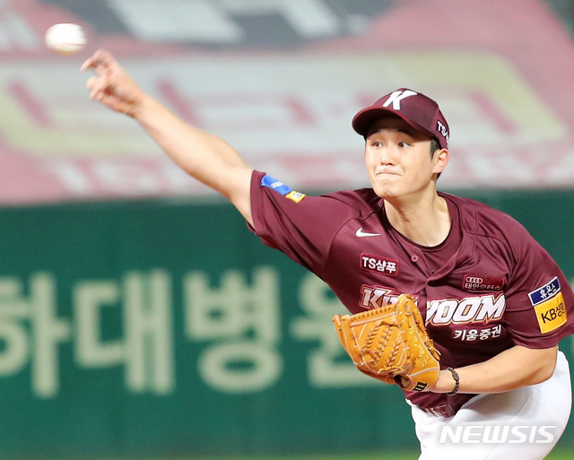 【인천=뉴시스】박주성 기자 = 15일 오후 인천 미추홀구 SK행복드림구장에서 열린 프로야구 2019 신한은행 마이카 KBO리그 플레이오프 키움 히어로즈 대 SK 와이번스의 경기, 1회초 SK 선발 산체스가 역투하고 있다. 2019.10.15. park7691@newsis.com