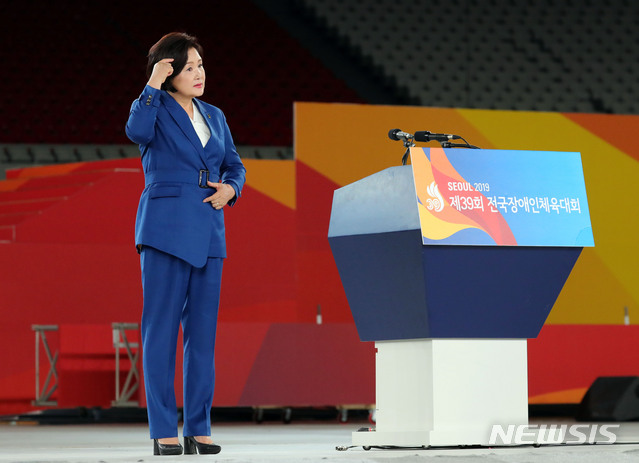 【서울=뉴시스】배훈식 기자 = 문재인 대통령 부인 김정숙 여사가 15일 서울 송파구 잠실종합운동장에서 열린 제39회 전국장애인체육대회 개회식에서 수화로 치사를 하고 있다. 2019.10.15.&nbsp; dahora83@newsis.com