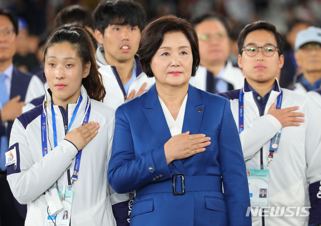 【서울=뉴시스】배훈식 기자 = 문재인 대통령 부인 김정숙 여사가 15일 서울 송파구 잠실종합운동장에서 열린 제39회 전국장애인체육대회 개회식에서 참석자들과 국민의례를 하고 있다. 2019.10.15. dahora83@newsis.com