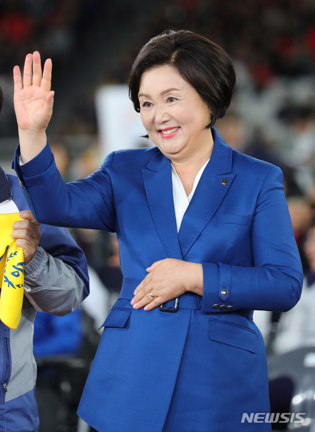 【서울=뉴시스】배훈식 기자 = 문재인 대통령 부인 김정숙 여사가 15일 서울 송파구 잠실종합운동장에서 열린 제39회 전국장애인체육대회 개회식에서 손 흔들어 인사하고 있다. 2019.10.15. dahora83@newsis.com