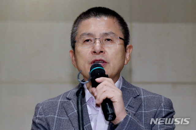 【서울=뉴시스】김병문 기자 = 황교안 자유한국당 대표가 15일 오후 서울 성북구 국민대학교에서 '정의와 공정의 가치 회복, 자유 대한민국을 지키는 길'을 주제로 초청 강연을 하고 있다. 2019.10.15.&nbsp; dadazon@newsis.com