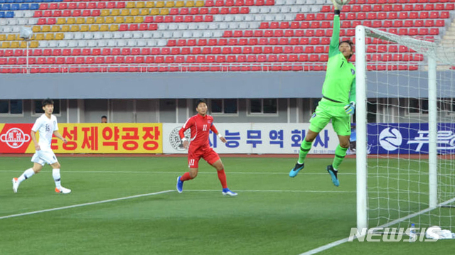 【서울=뉴시스】최동준 기자 = 15일 북한 평양 김일성경기장에서 열린 2022년 카타르월드컵 아시아 예선 한국 대 북한의 경기에서 한국 김승규가 볼을 걷어 내고 있다. 2019.10.15. (사진=AFC홈페이지 캡쳐) photo@newsis.com