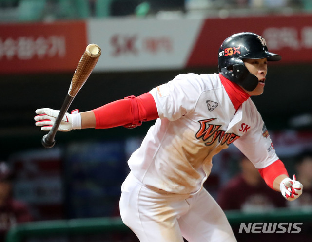 【인천=뉴시스】박주성 기자 = 15일 오후 인천 미추홀구 SK행복드림구장에서 열린 프로야구 2019 신한은행 마이카 KBO리그 플레이오프 키움 히어로즈 대 SK 와이번스의 경기, 7회말 노아웃 주자 1루에서 SK 노수광이 안타를 치고 있다. 2019.10.15.park7691@newsis.com