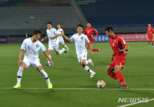【서울=뉴시스】최동준 기자 = 15일 북한 평양 김일성경기장에서 열린 2022년 카타르월드컵 아시아 예선 한국 대 북한의 경기에서 한국 정우영이 북한 박광률을 마크하고 있다. 2019.10.15. (사진=조선민주주의인민공화국 축구협회 제공) photo@newsis.com