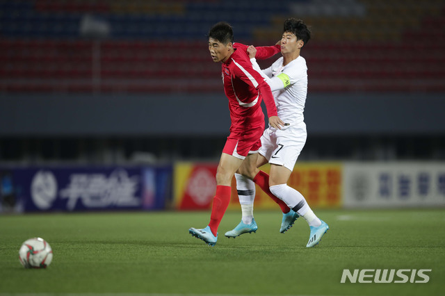 【서울=뉴시스】최동준 기자 = 15일 북한 평양 김일성경기장에서 열린 2022년 카타르월드컵 아시아 예선 한국 대 북한의 경기, 한국 손흥미닝 볼 다툼을 하고 있다. 2019.10.15. (사진=대한축구협회 제공) photo@newsis.com