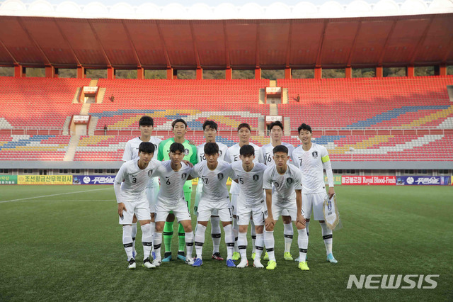 【서울=뉴시스】최동준 기자 = 15일 북한 평양 김일성경기장에서 열린 2022년 카타르월드컵 아시아 예선 한국 대 북한의 경기, 선발 출전하는 한국 대표팀이 기념촬영을 하고 있다. 2019.10.15. (사진=대한축구협회 제공) photo@newsis.com