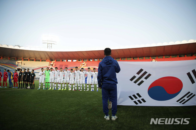 【서울=뉴시스】최동준 기자 = 15일 북한 평양 김일성경기장에서 열린 2022년 카타르월드컵 아시아 예선 한국 대 북한의 경기, 한국 대표팀이 국민의례를 하고 있다. 2019.10.15. (사진=대한축구협회 제공)&nbsp; photo@newsis.com