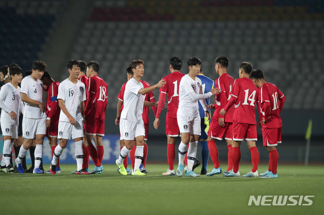 【서울=뉴시스】최동준 기자 = 15일 북한 평양 김일성경기장에서 열린 2022년 카타르월드컵 아시아 예선 한국 대 북한의 경기, 0:0으로 무승부를 기록한 양 팀 선수들이 인사하고 있다. 2019.10.15. (사진=대한축구협회 제공)&nbsp; photo@newsis.com