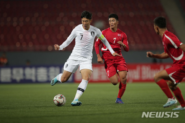 [서울=뉴시스] 최동준 기자 = 한국 축구 국가대표 손흥민과 경합하고 있는 한광성(오른쪽). 사진은 지난 2022년 '2022 국제축구연맹(FIFA) 카타르 월드컵' 아시아 지역 예선 당시. (사진=대한축구협회 제공)