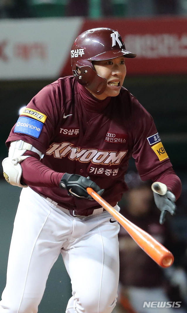 【인천=뉴시스】박주성 기자 = 15일 오후 인천 미추홀구 SK행복드림구장에서 열린 프로야구 2019 신한은행 마이카 KBO리그 플레이오프 키움 히어로즈 대 SK 와이번스의 경기, 8회초 원아웃 1, 3루에서 키움 송성문이 1타점 역전 적시 2루타를 치고 있다. 2019.10.15. park7691@newsis.com