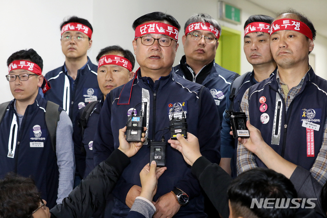 【서울=뉴시스】김병문 기자 = 윤병범 노조측 대표위원이 15일 오후 서울 성동구 서울교통공사 본사 협상장에서 열린 서울지하철1~8호선을 담당하는 서울교통공사의 2019년도 임·단협 4차 본교섭 결렬 후 입장을 밝히고 있다. 2019.10.15. dadazon@newsis.com