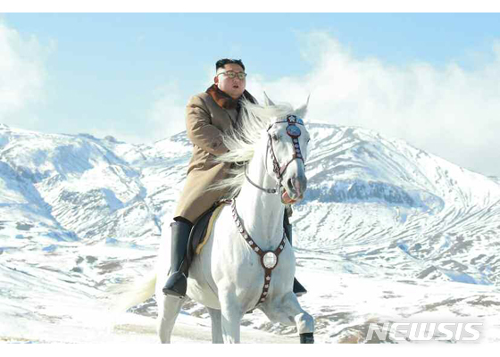 【서울=뉴시스】김정은 북한 국무위원장이 백마를 타고 백두산 정상에 올랐다고 노동신문이 16일 사진 8장과 함께 보도했다. 이 기사는 김위원장의 권위를 극대화하기 위한 이미지정치의 결정판으로 불릴만한 내용이다. (출처=노동신문) 2019.10.16.