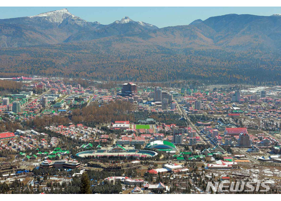 【서울=뉴시스】북한이 김정은 국무위원장의 대표적 업적 가운데 하나로 꼽는 삼지연군 읍지구 건설 현장 전경 모습. (출처=노동신문) 2019.10.16.