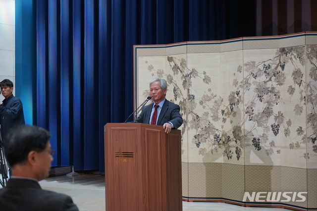 【서울=뉴시스】 이수지 기자= 배기동 국립중앙박물관장이 15일 박물관에서 특별 공개한 '일본 교토 고쇼지소장 사명대사 유묵' 개막식에서 인사하고 있다. 국립중앙박물관은 15일부터 11월17일까지 BTN불교TV와 공동 기획으로 '일본 교토 고쇼지소장 사명대사 유묵'을 특별 공개한다. (사진=국립중앙박물관 제공) 2019.10.16. suejeeq@newsis.com