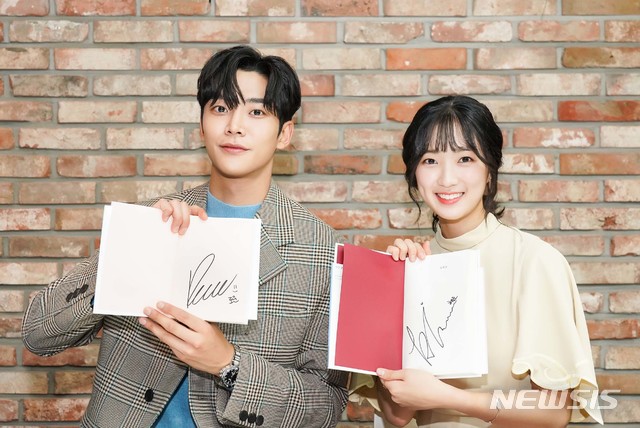 로운(왼쪽), 김혜윤 