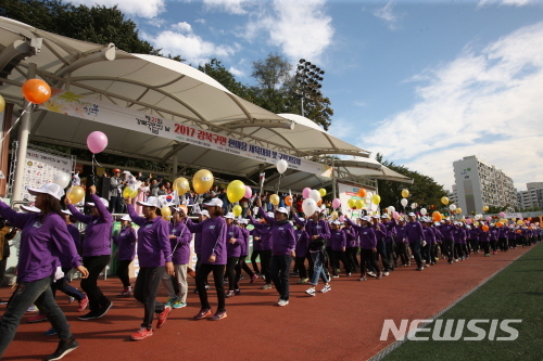 【서울=뉴시스】지난 2017년 강북구 체육대회 선수단 입장. 2019.10.16. (사진=강북구 제공)