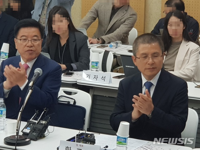 【대구=뉴시스】황교안 자유한국당 대표가 16일 오후 한국당 경제 비전 현장설명회인 '민부론이 간다'의 일환으로대구를 방문해 북구 노원동에 위치한 한국로봇산업진흥원에서 열린 대구·경북 기업인 및 언론인과 간담회에 참석하고 있다. 사진 왼쪽은 김광림(경북 안동) 의원이다. 2019.10.16. jco@newsis.com