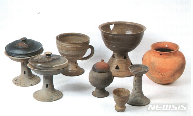 【서울=뉴시스】 이수지 기자 = 박승규 가야문물연구원 이사는 18일 경상남도 함안 문화예술회관 다목적홀에서 열리는 학술심포지엄 '가야와 왜의 토기 생산과 교류'에서 공개할 발표문 '4~5세기 가야토기의 변동과 초기스에키의 생산'에서 "가야토기의 전·후기 전환은 4~5세기 중간기점인 A.D.400년을 전후로 이루어진다"라며 "가야토기 양식의 일본 열도내 파급이 이루어진다"고 주장했다. 가야토기 전환기 변동 2단계 자료인 청도 봉기리 3호 토기 (사진=국립가야문화재연구소 제공) 2019.10.16. suejeeq@newsis.com
