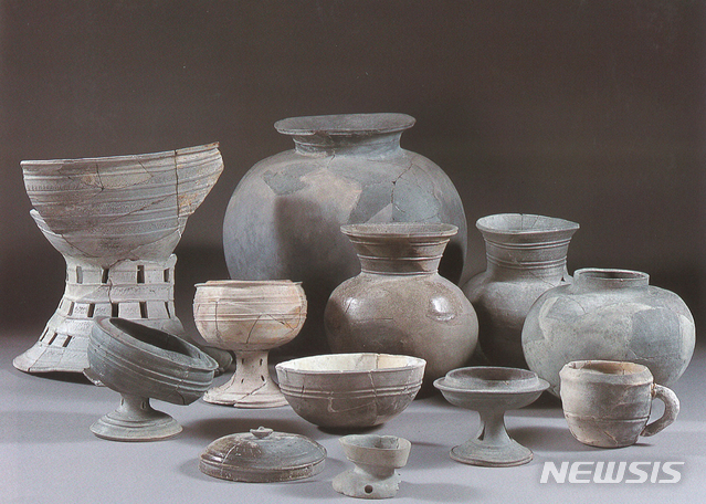  【서울=뉴시스】 이수지 기자 = 박승규 가야문물연구원 이사는 18일 경상남도 함안 문화예술회관 다목적홀에서 열리는 학술심포지엄 '가야와 왜의 토기 생산과 교류'에서 공개할 발표문 '4~5세기 가야토기의 변동과 초기스에키의 생산'에서 "가야토기의 전·후기 전환은 4~5세기 중간기점인 A.D.400년을 전후로 이루어진다"라며 "가야토기 양식의 일본 열도내 파급이 이루어진다"고 주장했다. 일본 대판부(大阪府) 게시(堺市) 대정사(大庭寺) 유적 TG231호 출토 초기스에키 (사진=국립가야문화재연구소 제공) 2019.10.16. suejeeq@newsis.com