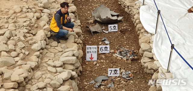 【경주=뉴시스】 국립경주문화재연구소 관계자가 쪽샘 44호 발굴현장을 소개하고 있다.