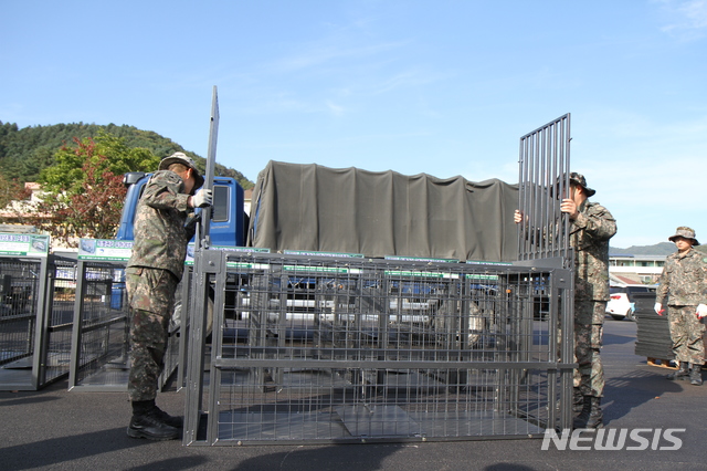 【화천=뉴시스】한윤식 기자 = 아프리카돼지열병(ASF) 차단을 위한 대대적인 야생멧돼지 소탕작전이 실시되고 있는 16일 강원 화천군이 전방부대에 포획틀을 지원하고 있다. 2019.10.16.&nbsp; nssysh@newsis.com 