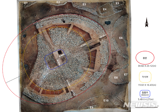【서울=뉴시스】 이수지 기자 = 국립경주문화재연구소는 2014년부터 진행 중인 쪽샘 44호 돌무지덧널무덤 발굴조사에서 신라 행렬도가 새겨진 토기, 말 문양이 새겨진 토기, 제사와 관련된 유물 110여점을 확인했다고 16일 밝혔다. 경주 쪽샘 44호 적석목곽묘 현황. (사진=문화재청 제공) 2019.10.16. suejeeq@newsis.com