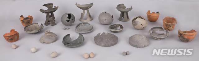 【서울=뉴시스】 이수지 기자 = 국립경주문화재연구소는 2014년부터 진행 중인 쪽샘 44호 돌무지덧널무덤 발굴조사에서 신라 행렬도가 새겨진 토기, 말 문양이 새겨진 토기, 제사와 관련된 유물 110여점을 확인했다고 16일 밝혔다. 쪽샘 44호 제사 대호 내외부에서 나온 각종 유물. (사진=문화재청 제공) 2019.10.16. suejeeq@newsis.com
