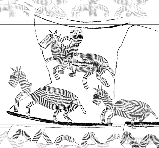【서울=뉴시스】 이수지 기자 = 국립경주문화재연구소는 2014년부터 진행 중인 쪽샘 44호 돌무지덧널무덤 발굴조사에서 신라 행렬도가 새겨진 토기, 말 문양이 새겨진 토기, 제사와 관련된 유물 110여점을 확인했다고 16일 밝혔다. 쪽샘 44호에서 출토된 행렬도가 새겨진 토기의 기마행렬 그림. (사진=문화재청 제공) 2019.10.16. suejeeq@newsis.com
