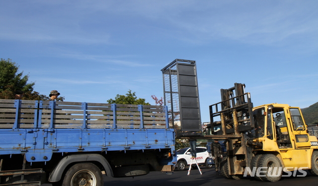 【화천=뉴시스】한윤식 기자 = 아프리카돼지열병(ASF) 차단을 위한 대대적인 야생멧돼지 소탕작전이 실시되고 있는 16일 강원 화천군이 전방부대에 포획틀을 지원하고 있다. 2019.10.16. nssysh@newsis.com