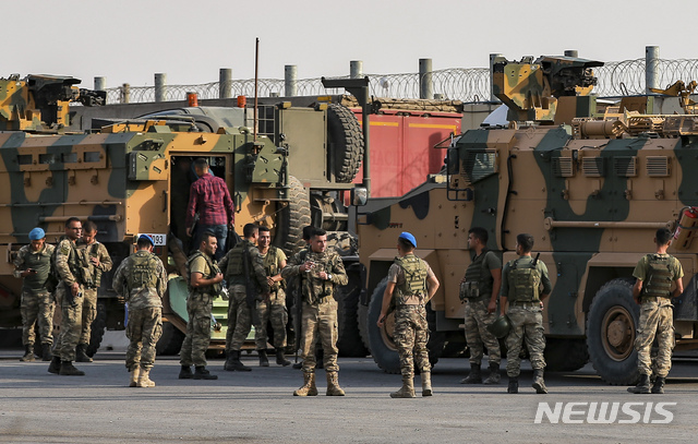【카르카미스(튀르키예)=AP/뉴시스】﻿﻿﻿﻿튀르키예가 러시아-우크라이나 간 휴전이 성사될 경우, 우크라이나에 평화유지군을 파병하는 방안을 검토하고 있는 것으로 알려졌다. 사진은 2019년 10월 15일 튀르키예 군인들이 가지안테프 주 카르카미스 국경지역 장갑차 주변에서 시리아로 진입할 준비하는 모습. 2025.11.28