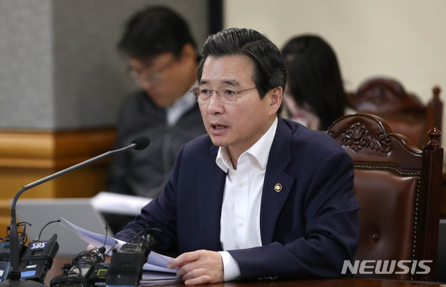 【서울=뉴시스】김선웅 기자 = 김용범 기획재정부 1차관이 16일 오전 서울 중구 은행회관에서 열린 확대 거시경제 금융회의에서 발언을 하고 있다. 2019.10.16. mangusta@newsis.com