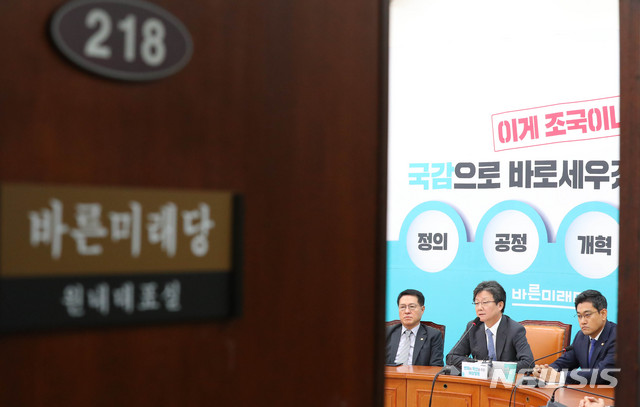 【서울=뉴시스】 장세영 기자 = 바른미래당 비상행동 대표 유승민 (가운데)의원이 16일 오전 서울 여의도 국회 바른미래당 원내대표회의실에서 열린 비당권파, '변혁' 의원 비상회의에 참석해 모두발언을 하고 있다. 2019.10.16.&nbsp; photothink@newsis.com