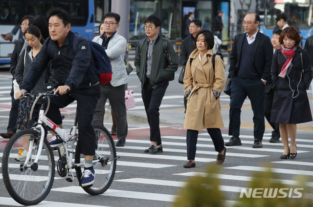 【서울=뉴시스】 박미소 기자 = 전국 대부분 지역이 맑고 때이른 가을 추위를 보인 지난 16일 오전 서울 종로구 광화문 광장에서 시민들이 두꺼운 옷을 입고 걷고 있다. 2019.10.16. misocamera@newsis.com