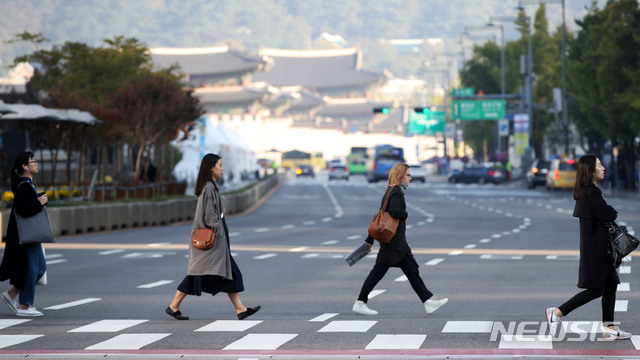【서울=뉴시스】 박미소 기자 = 전국 대부분 지역이 맑고 때이른 가을 추위를 보이는 지난달 16일 오전 서울 종로구 광화문 광장에서 시민들이 두꺼운 옷을 입고 횡단보도를 건너고 있다. 2019.10.16. misocamera@newsis.com