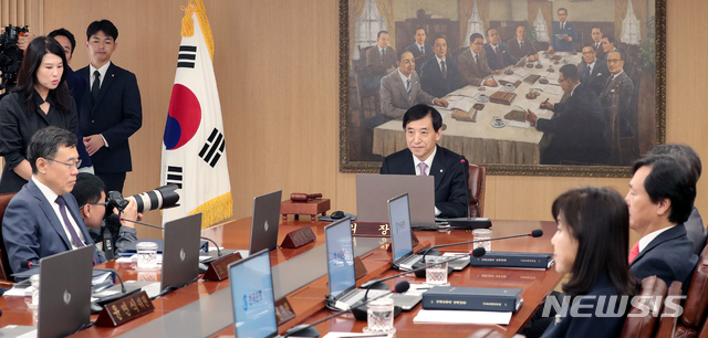 【서울=뉴시스】김병문 기자 = 이주열 한국은행 총재가 16일 오전 서울 중구 한국은행에서 열린 금융통화위원회 회의를 주재하고 있다. 2019.10.16. photo@newsis.com