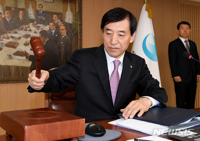 【서울=뉴시스】김병문 기자 = 이주열 한국은행 총재가 16일 오전 서울 중구 한국은행에서 열린 금융통화위원회 회의에 참석해 의사봉을 두드리고 있다. 2019.10.16. photo@newsis.com