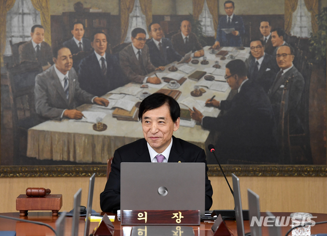 【서울=뉴시스】김병문 기자 = 이주열 한국은행 총재가 16일 오전 서울 중구 한국은행에서 열린 금융통화위원회 회의를 주재하고 있다. 2019.10.16. photo@newsis.com