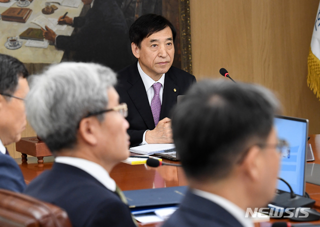 【서울=뉴시스】김병문 기자 = 이주열 한국은행 총재가 16일 오전 서울 중구 한국은행에서 열린 금융통화위원회 회의를 주재하고 있다. 2019.10.16. photo@newsis.com